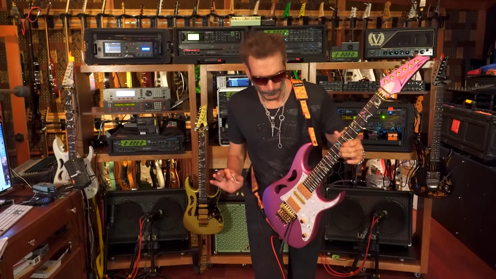 Steve Vai: suona 'Teardrops' di Joe Satriani (video)