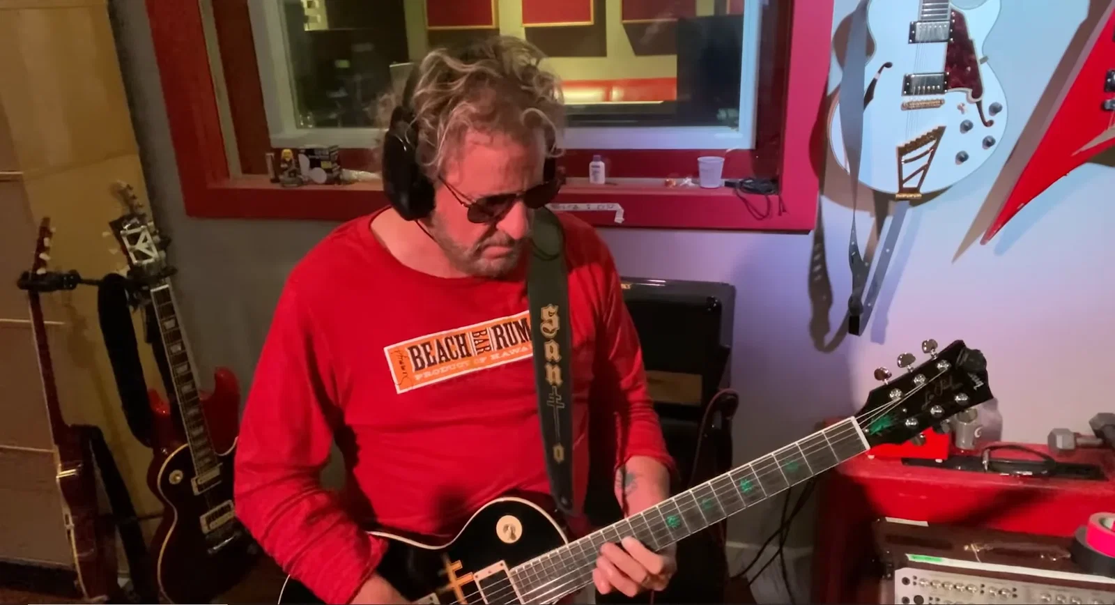Joe Satriani: guarda Sammy Hagar improvvisare con la chitarra su un pezzo del suo compagno di band nei Chickenfoot