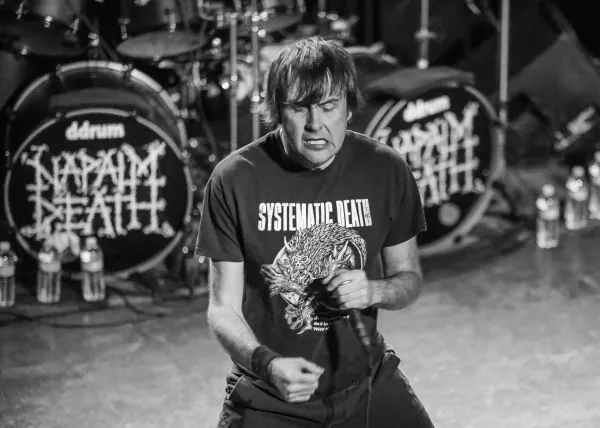 Napalm Death: Barney Greenway, 'una forma di rispetto per gli altri esseri umani, indossare la mascherina'