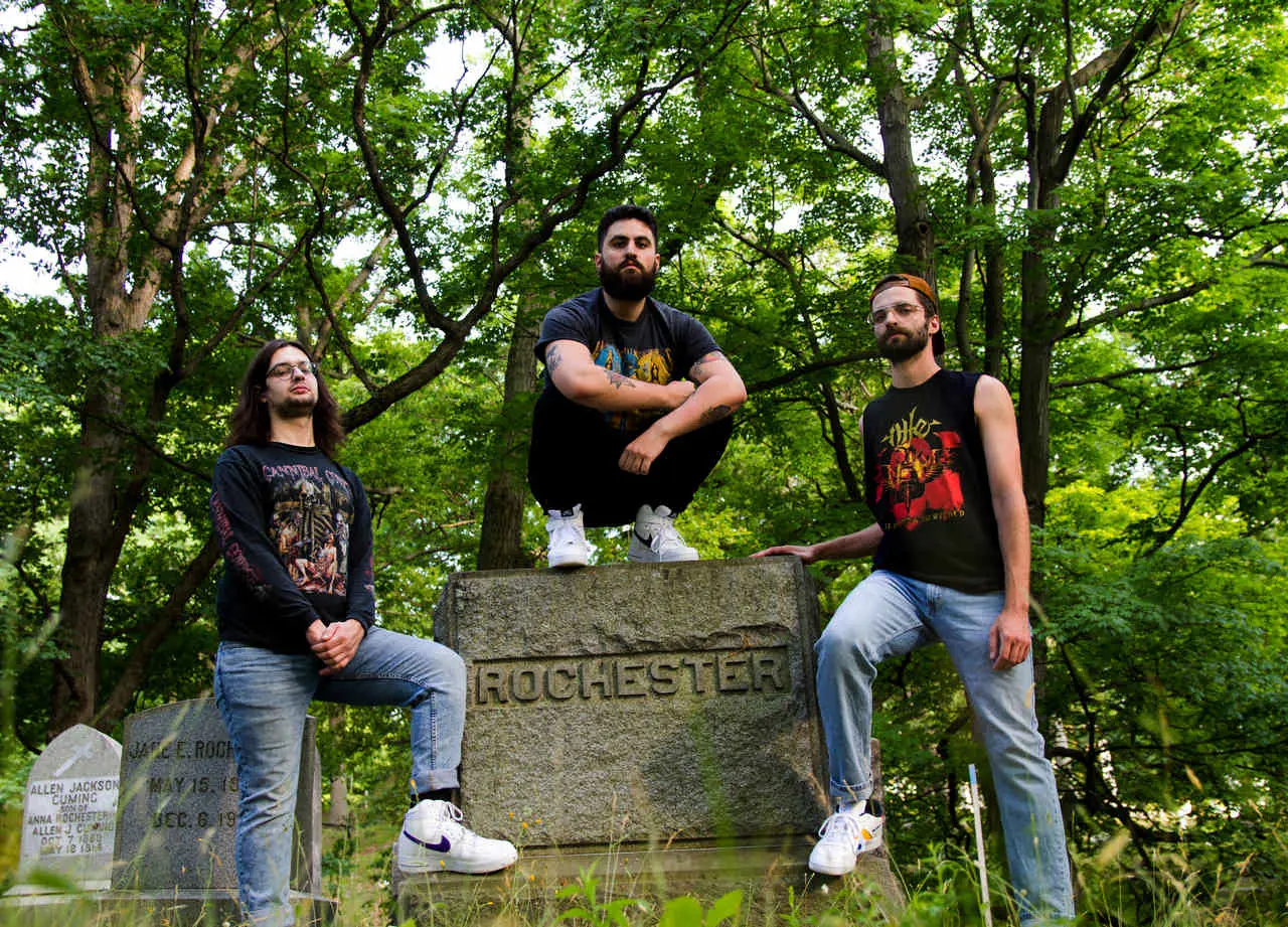 Undeath: il bass playthrough di 'Entranced By The Pendulum', dal nuovo disco su Prosthetic Records