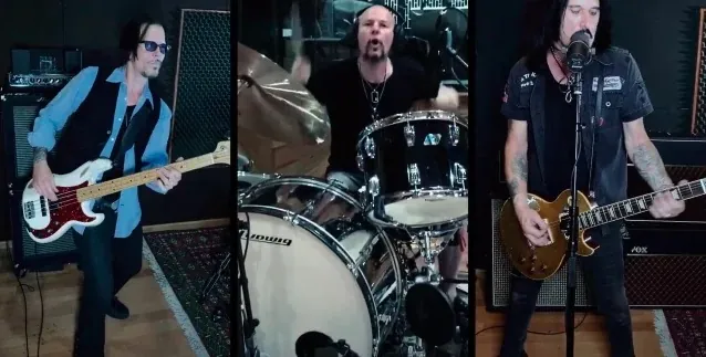 Guns N' Roses: l'ex-chitarrista Gilby Clarke esegue la versione "in quarantena" del nuovo singolo 'The Gospel Truth', video