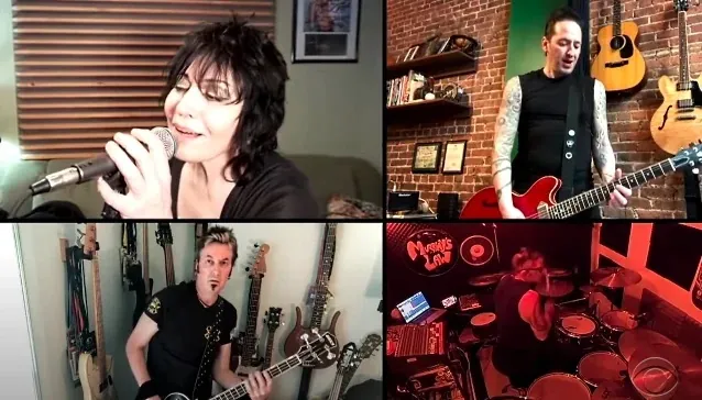 Joan Jett & The Blackhearts: la cover di 'Jeepster' dei T.Rex durante il "The Late Late Show With James Corden", video