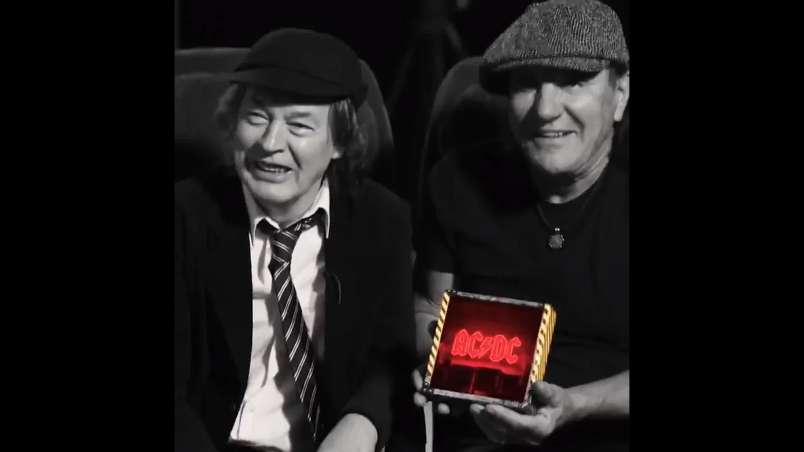 AC/DC: Angus Young e Brian Johnson mostrano la versione Deluxe 'Power Up' Lightbox