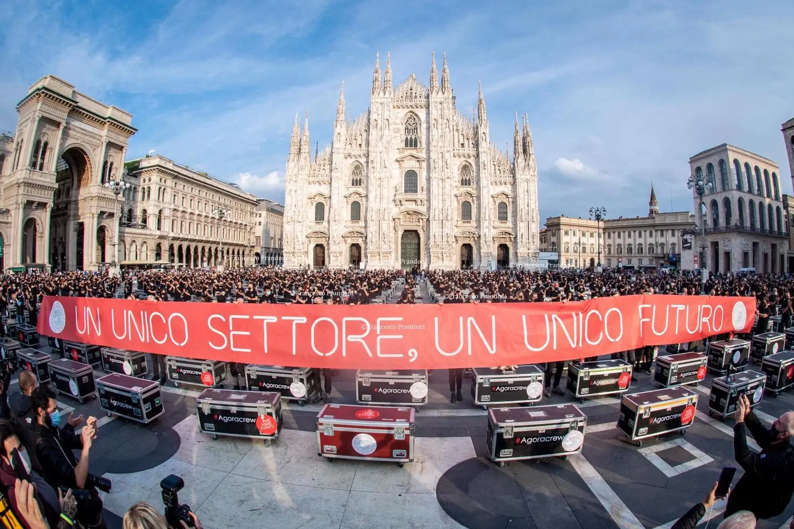 Bauli in Piazza: flash mob a Milano, la protesta dei lavoratori dello spettacolo dopo la pandemia