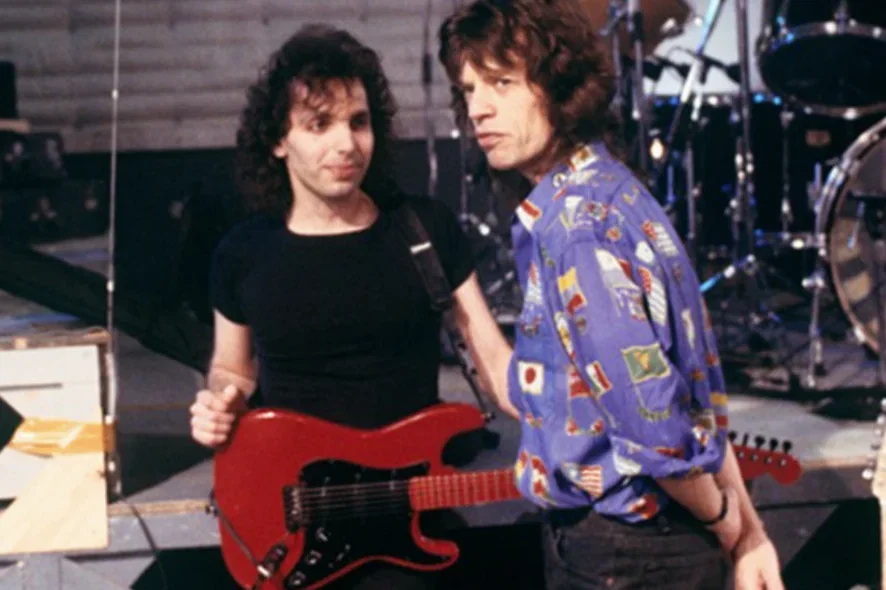 Joe Satriani: 'Mick Jagger era un folle sul palco, una volta mi morse sulla spalla mentre facevo l'assolo...'