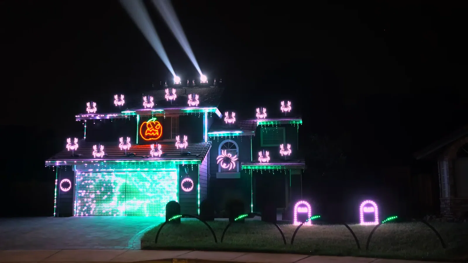 Metallica: un uomo decora casa per Halloween con un incredibile spettacolo di luci a tempo con 'Enter Sandman'