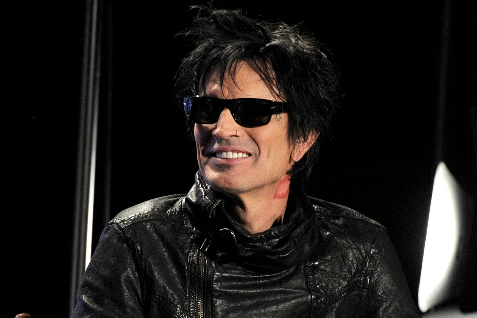 Mötley Crüe: Tommy Lee, 'siamo come magneti per le stronzate'