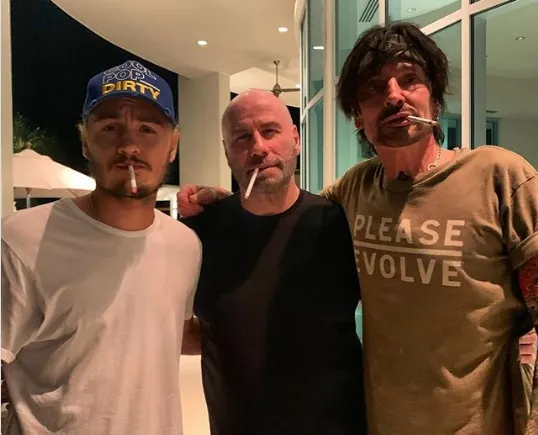 Tommy Lee: John Travolta è l'uomo più dolce che abbia mai conosciuto; sta superando la perdita della moglie