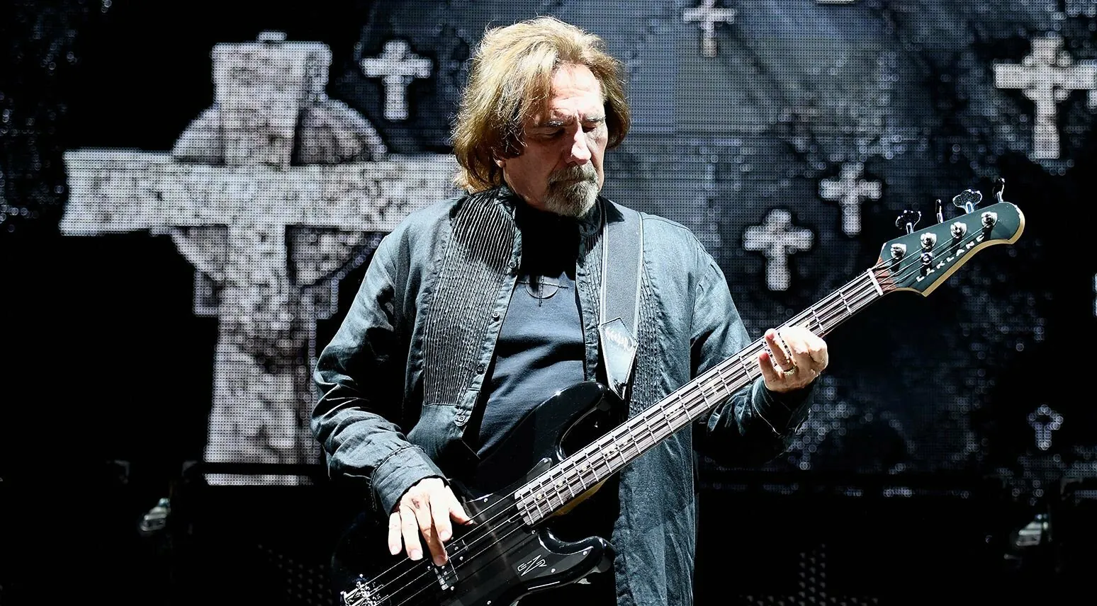 Black Sabbath: Geezer Butler rivela, "Ho mostrato io le devil horns a Ronnie James Dio e lui ha reso quel gesto famoso"