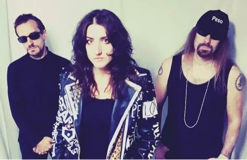 Julia And The Roofers: trovato l'accordo con Diamonds Prod.