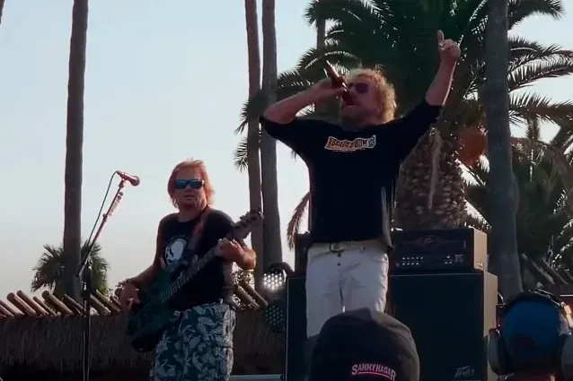 Sammy Hagar e Michael Anthony: la performance di 'Right Now' in onore a Eddie Van Halen