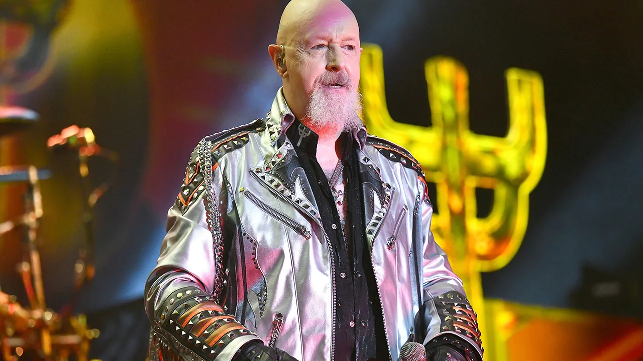 Judas Priest: Rob Halford, "A volte vengo ancora insultato perché gay, ma non voglio zittire nessuno; c'è bisogno di empatia e dialogo"