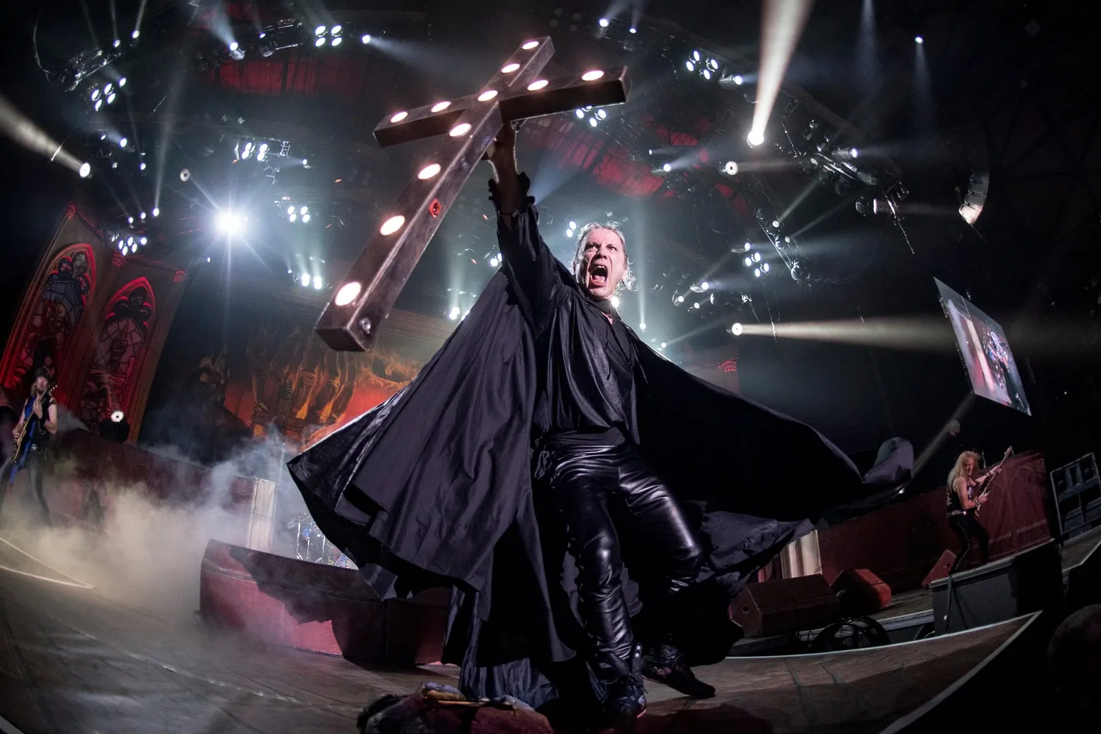Iron Maiden: Bruce Dickinson, "Le band HM hanno adottato l'immaginario satanista per scioccare le persone"