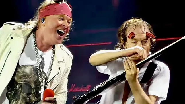 AC/DC: Angus Young, "Mai pensato di continuare con Axl Rose"
