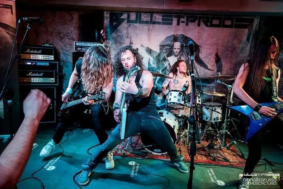 Bullet-Proof: guarda il video della versione acustica di 'You (Heroine)'