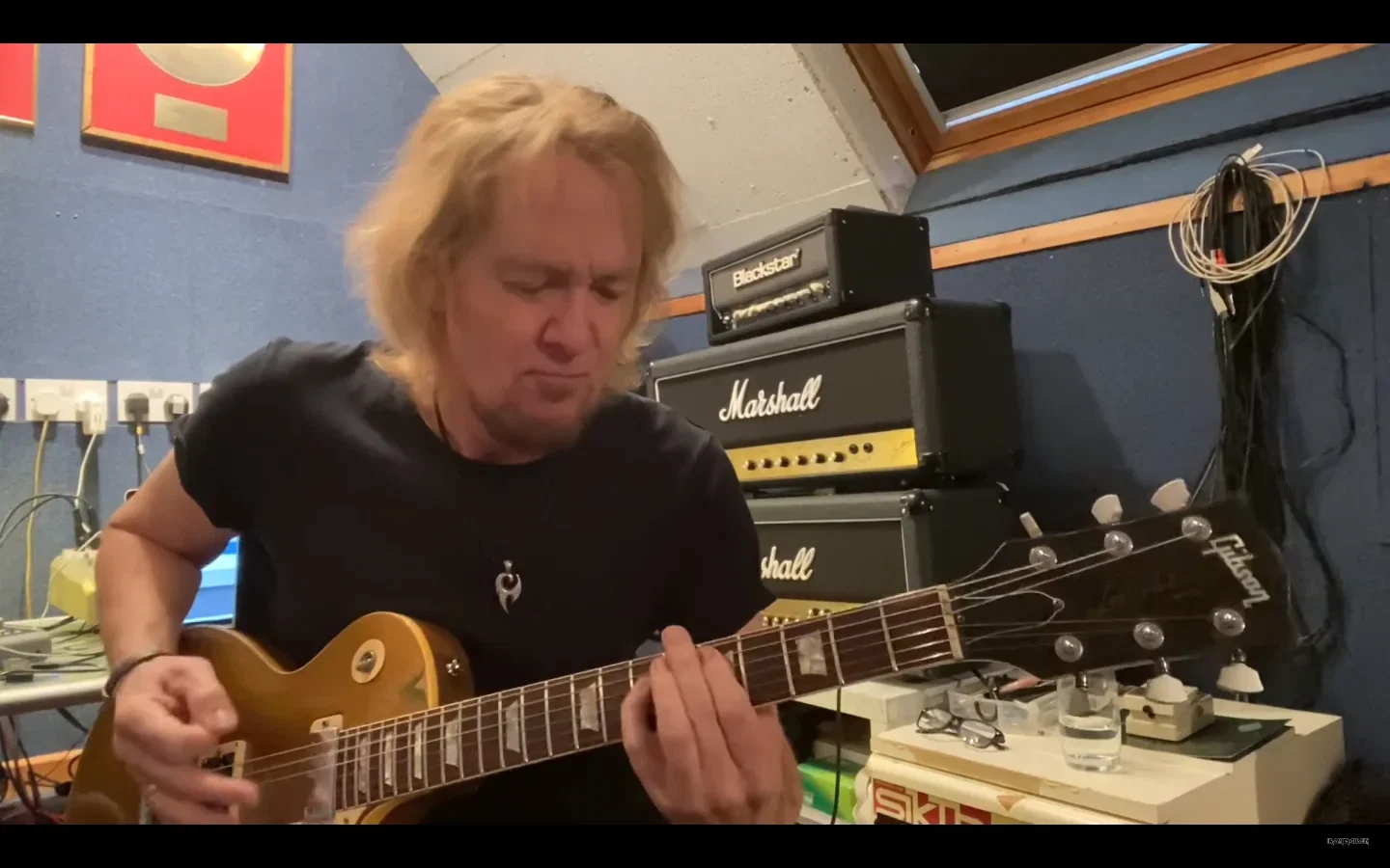Iron Maiden: Adrian Smith suona 'Gangland' per la prima volta dopo tanti anni, con la stessa chitarra di allora