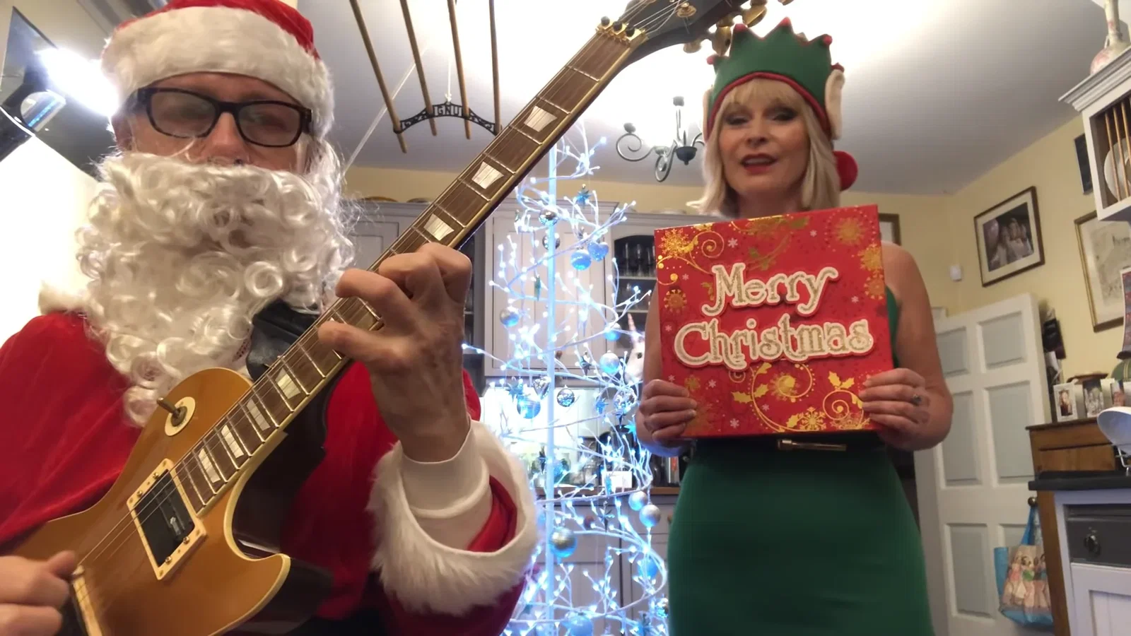 King Crimson: Robert Fripp vestito da Babbo Natale suona 'Anarchy in the UK' dei Sex Pistols