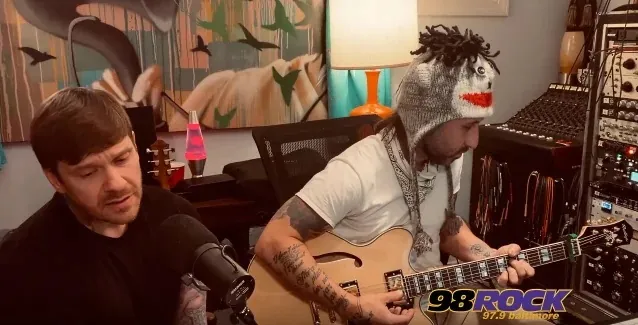 Brent Smith & Zach Myers (Shinedown): la performance di 'Christmastime Is Here', video