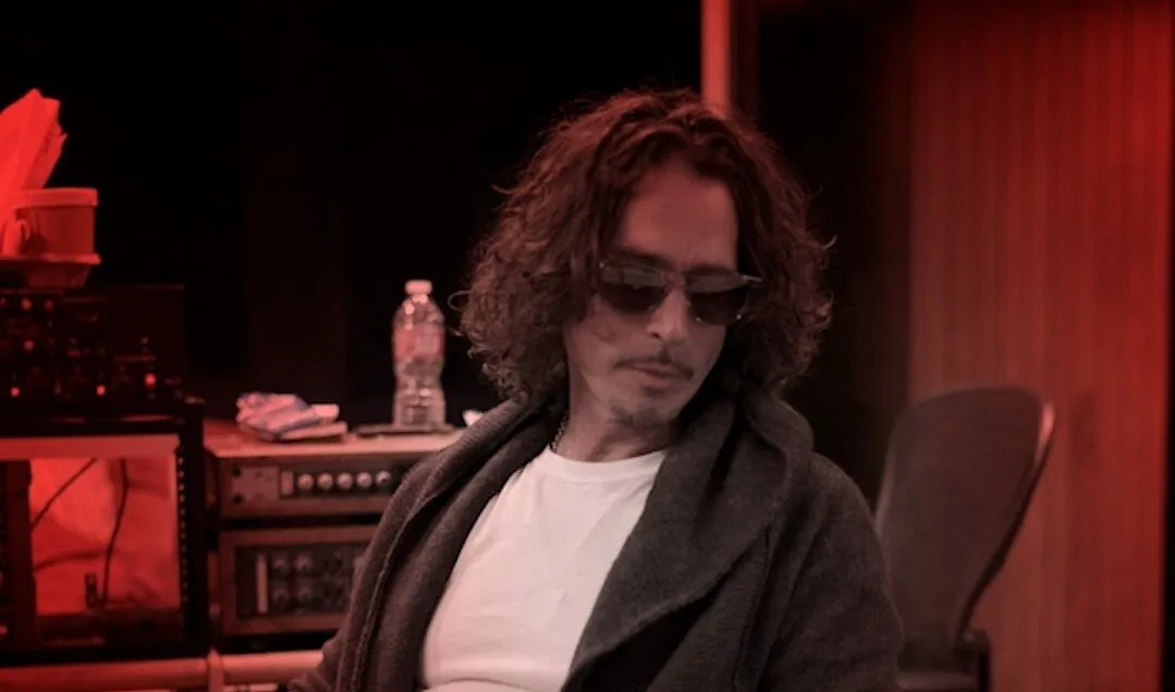 Chris Cornell (Soundgarden, Audioslave): guarda il lyric video della cover di 'Watching the Wheels' di John Lennon dalla nuova collezione "No One Sings Like You Anymore"