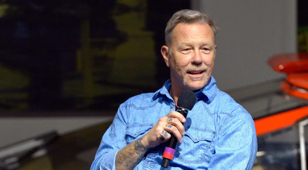 Metallica: James Hetfield legge il racconto natalizio "'Twas the Night Before Christmas"