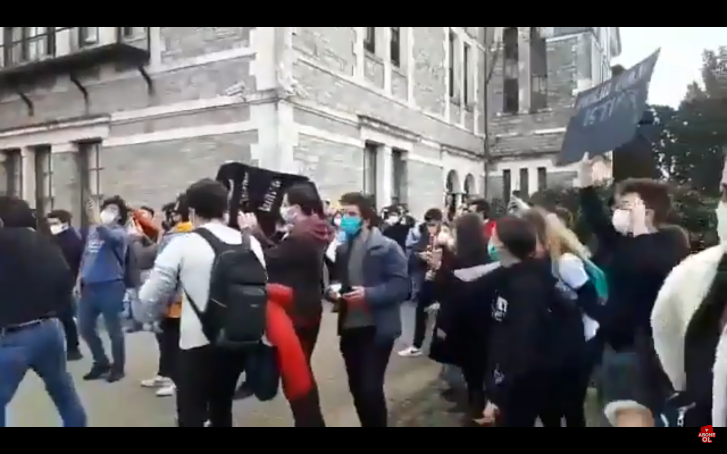 Metallica: 'Master Of Puppets' usata come colonna sonora delle proteste in una prestigiosa università turca