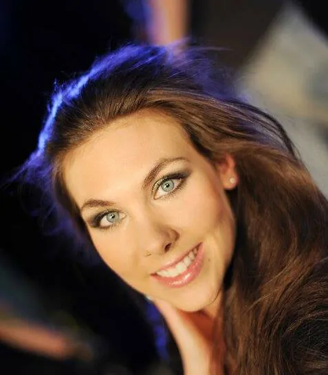 Amaranthe: la performance in svedese di Elize Ryd per la canzone 'Oh Holy Night'
