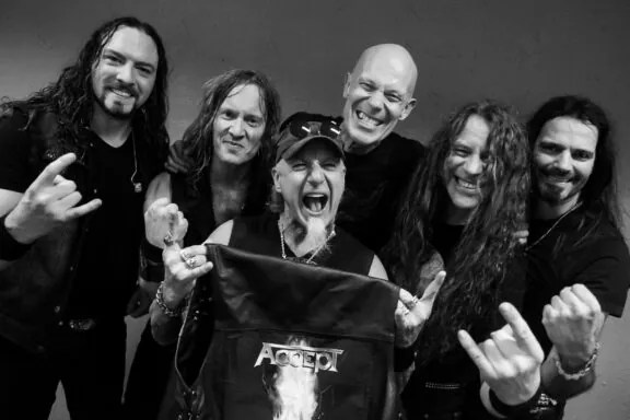 Accept: la prima performance live dell'era pandemica, video