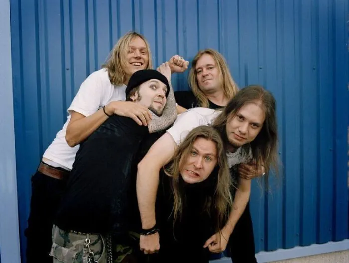 Children of Bodom: Jaska Raatikainen fa crowd-surfing al concerto di una tribute band dei Children of Bodom