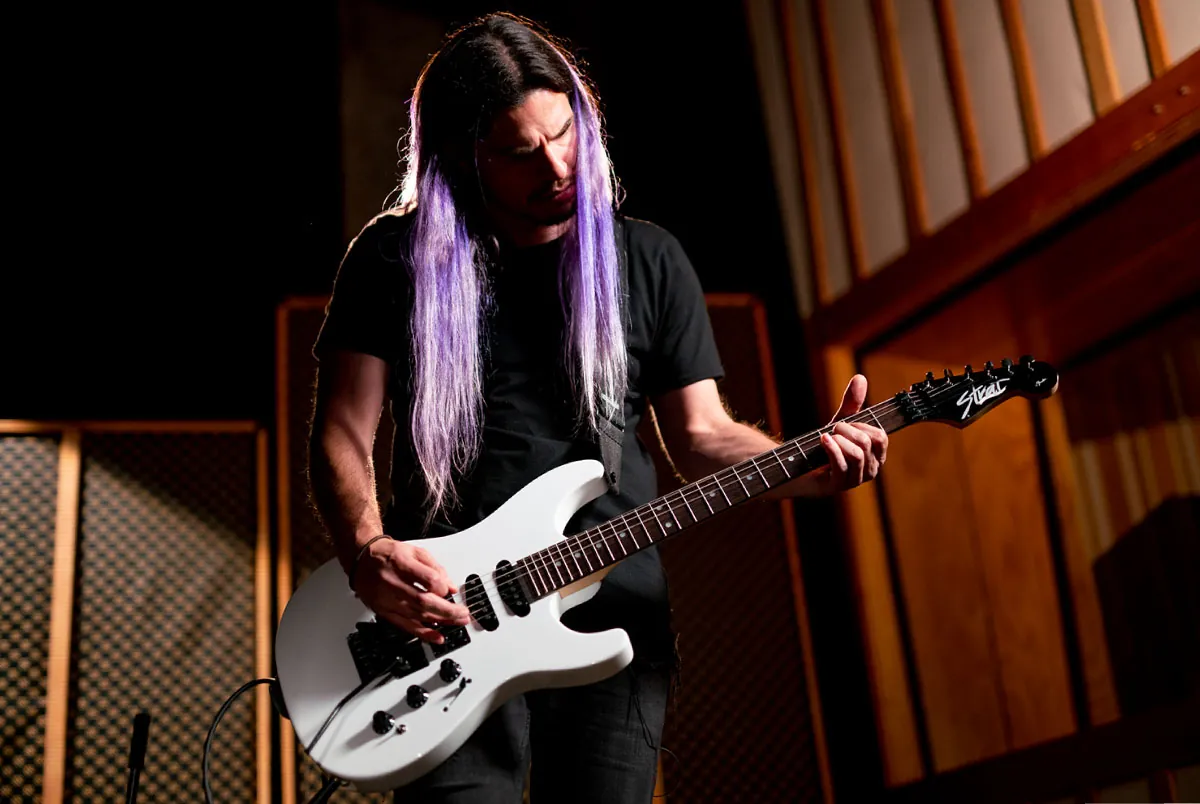 Fender Guitars: nuovo video sulla tecnica del downpicking spiegata da Chris Garza (Suicide Silence)