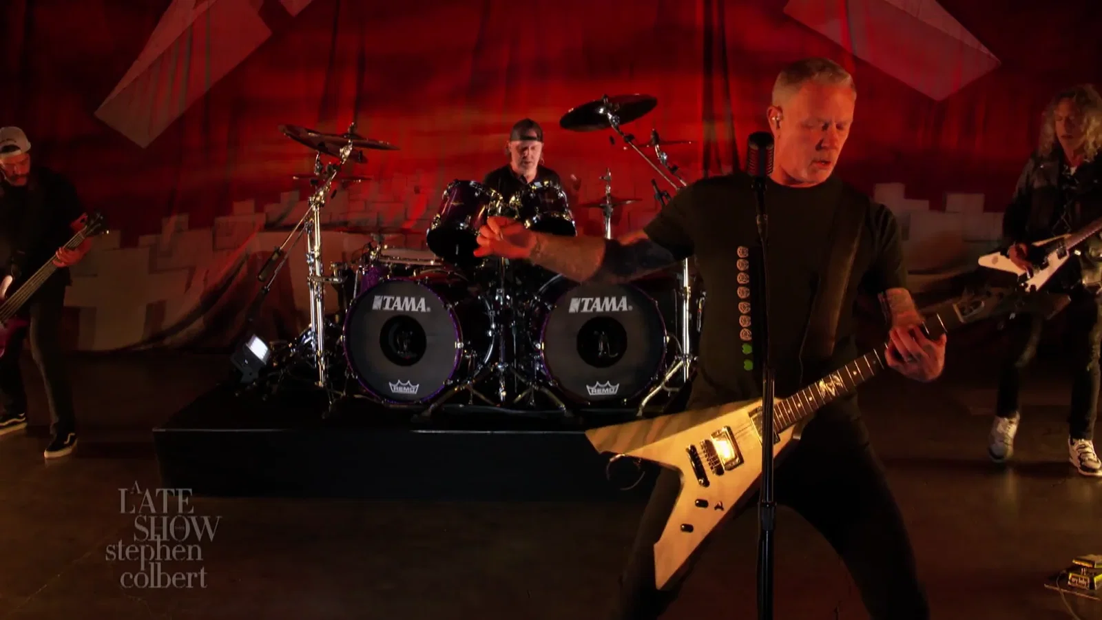 Metallica: suonano 'Battery' con il backdrop originale di "Master of Puppets" per celebrarne l'anniversario