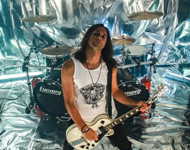 John Dallas: firmato il contratto discografico con Sneakout Records