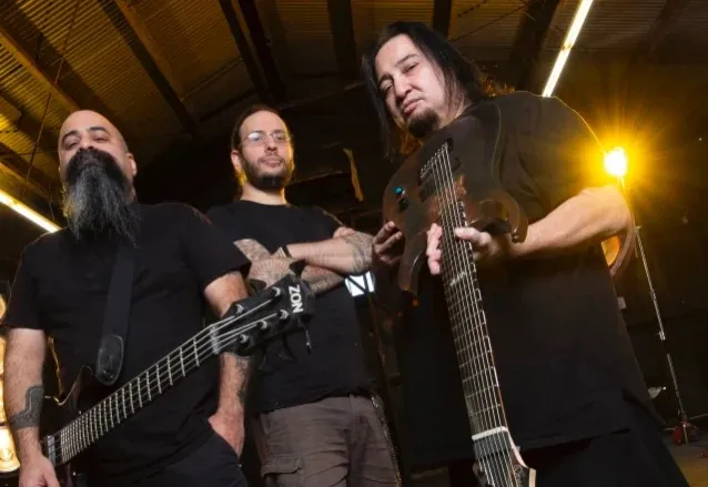 Fear Factory: guarda il guitar playthrough di Dino Cazares per la canzone 'Disruptor'