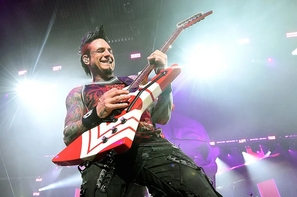 Jason Hook (ex Five Finger Death Punch): ospite speciale nel singolo di Cory Marks 'Blame It on the Double'