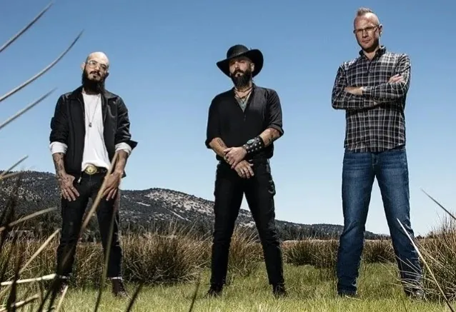 Times Of Grace (feat. Killswitch Engage): online il video ufficiale di 'Mend You'