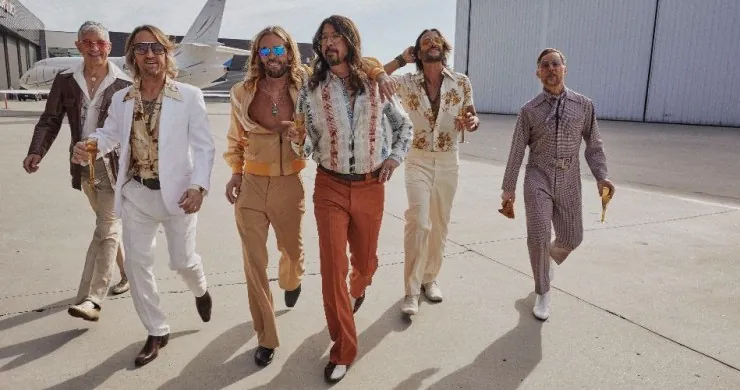 Foo Fighters: il video della cover di 'You Should Be Dancing' dei Bee Gees