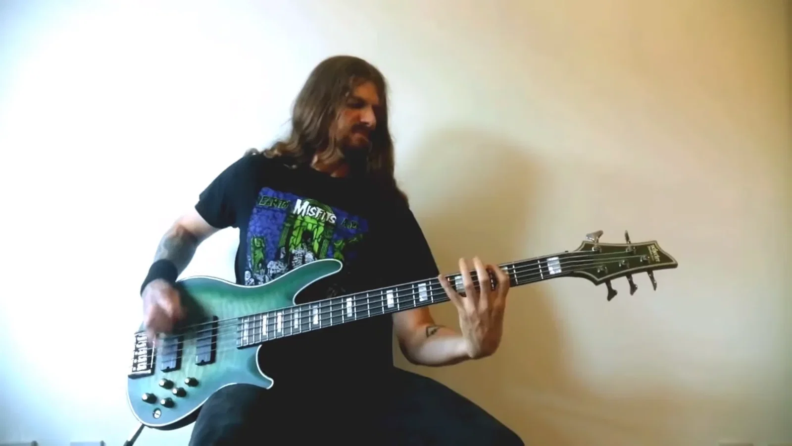 Cradle Of Filth: guarda l'official bass playthrough di 'Crawling King Chaos'