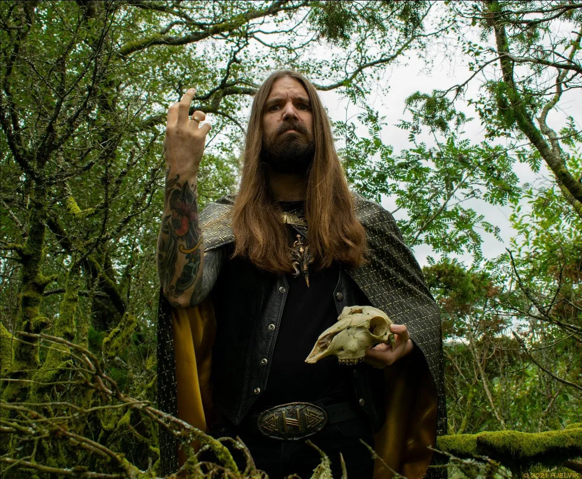 Hjelvik: il video animato di 'Synkverving'