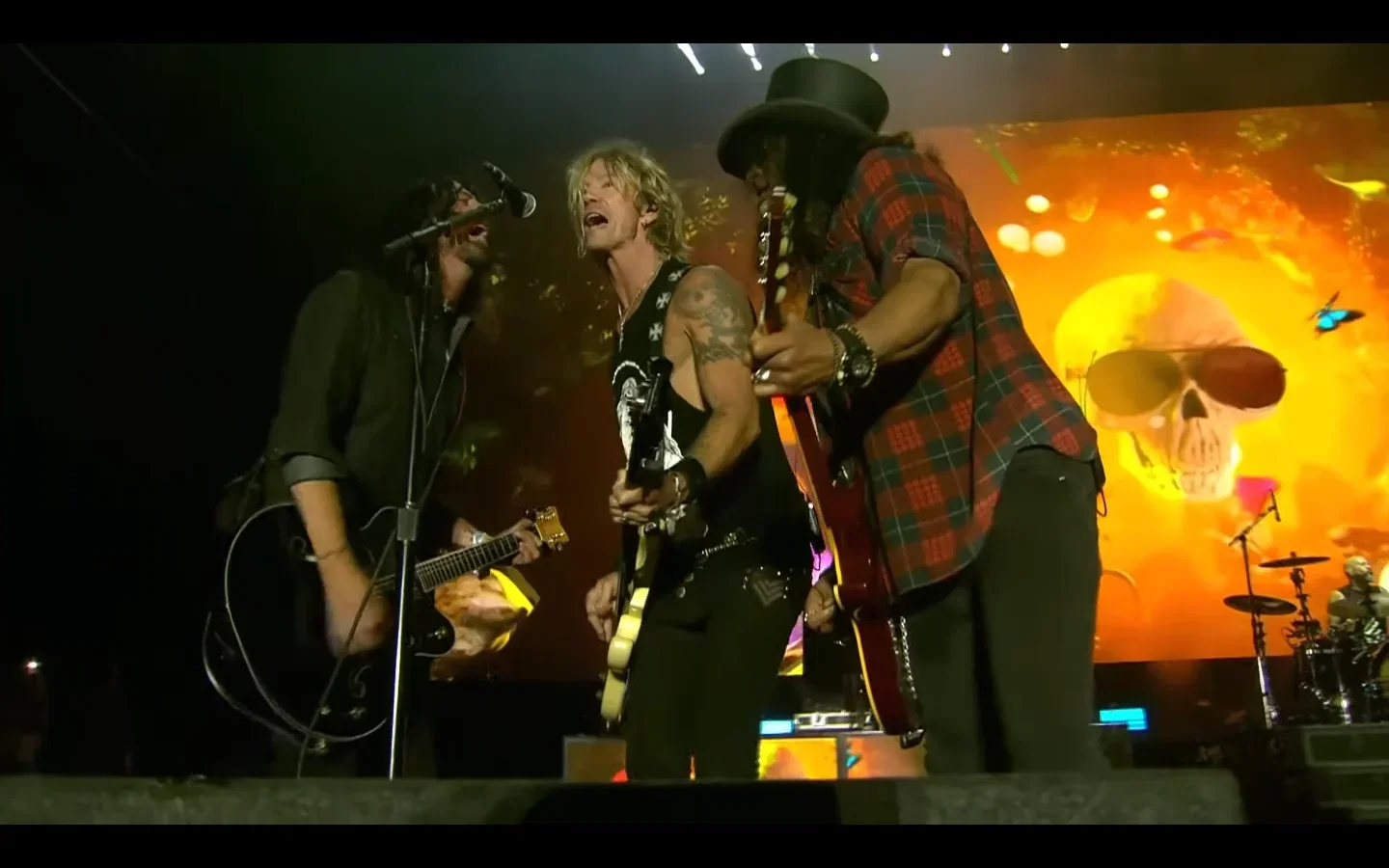 Guns N' Roses: il video professionale dal vivo di 'Paradise City' con Dave Grohl