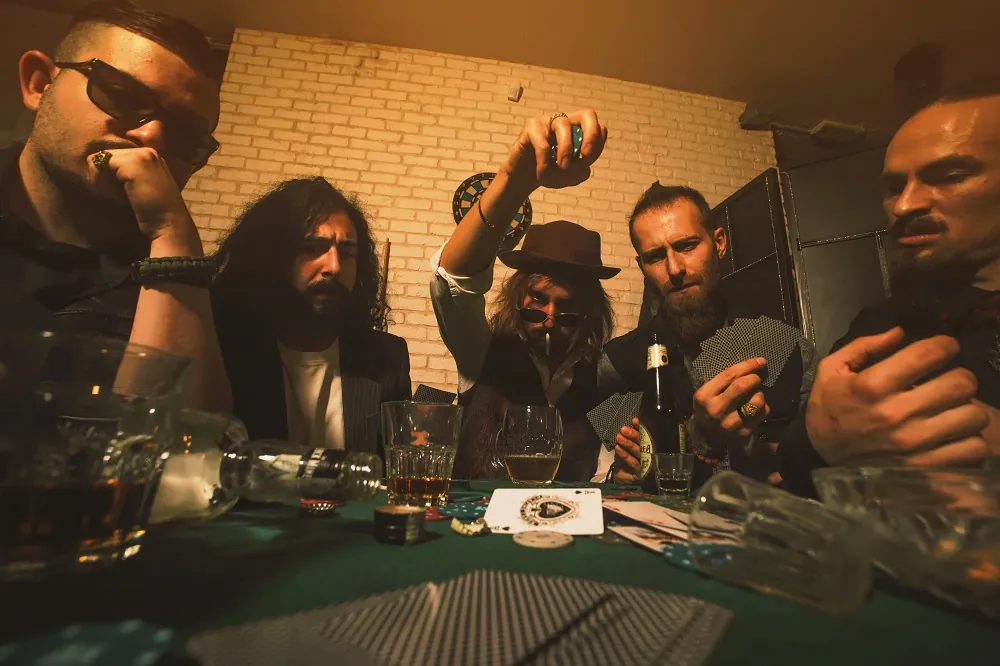 Kalahari: picchiano duro con la nuova versione di 'Ace of Spades'