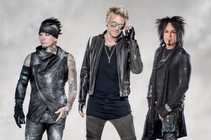 Sixx:A.M.: dal nuovo LP "Hits" il lyric video ufficiale di 'The First 21'
