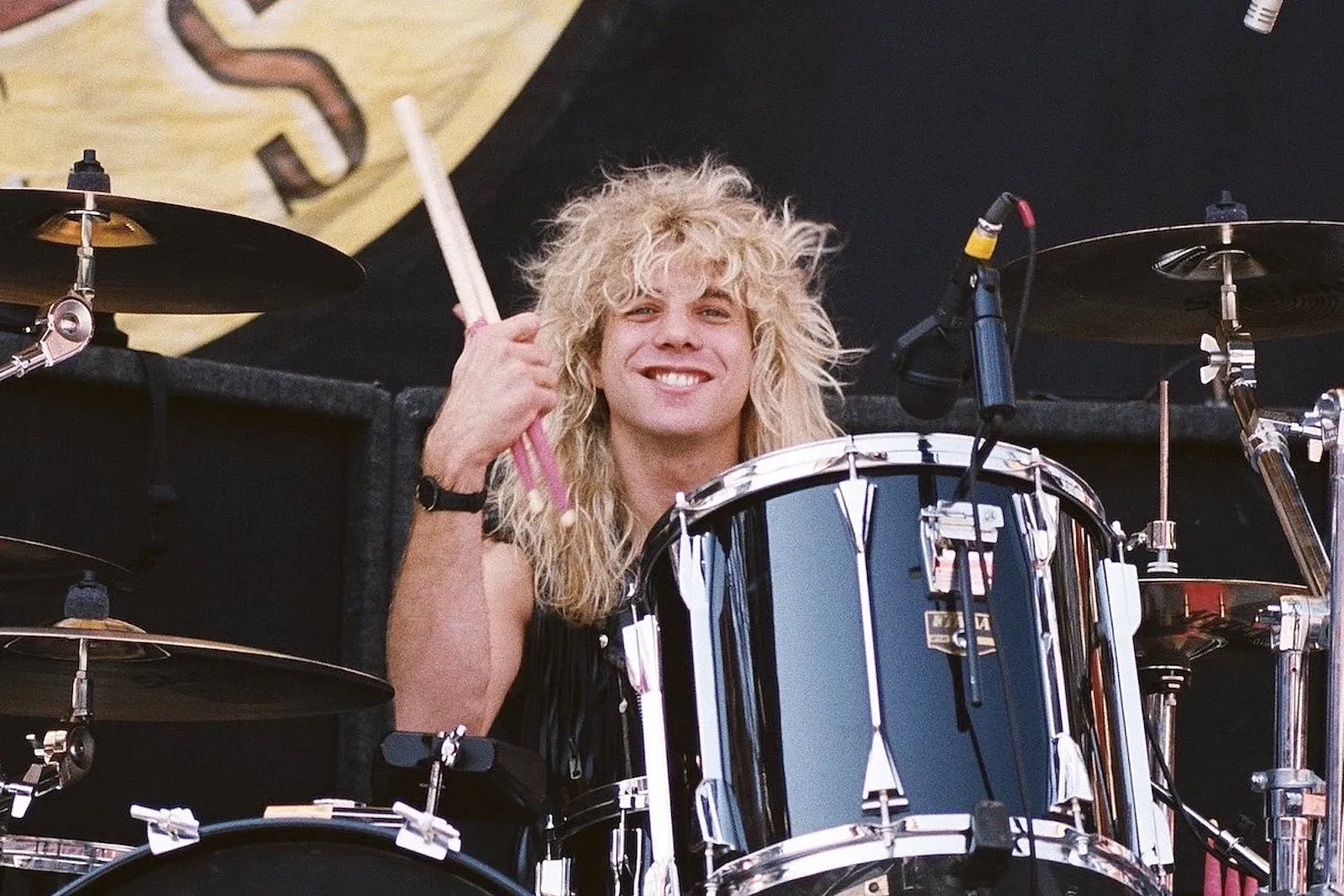 Guns N' Roses: Steven Adler suona dal vivo alcuni classici della band (video)