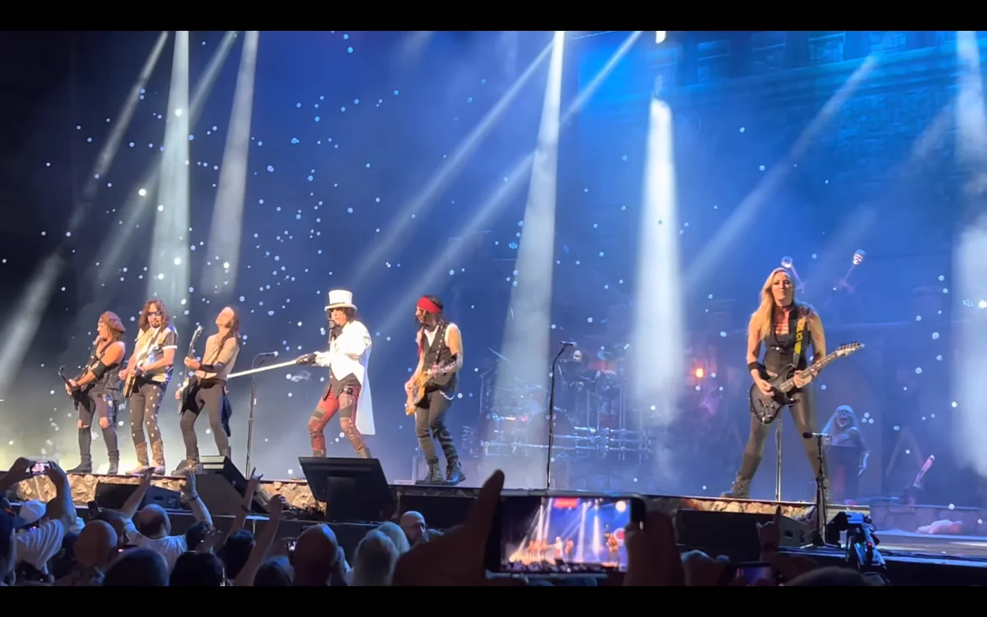 Alice Cooper: Ace Frehley sale sul palco con la band per 'School's Out' (video)