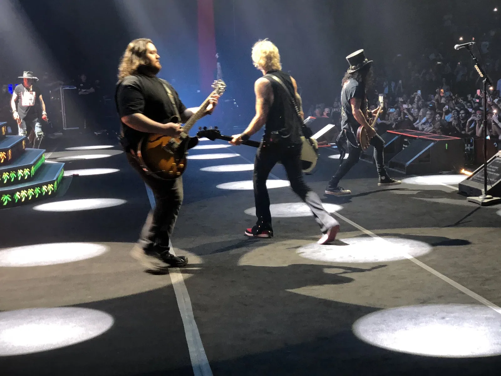 Guns N' Roses: Wolfgang Van Halen sul palco con la band per 'Paradise City'