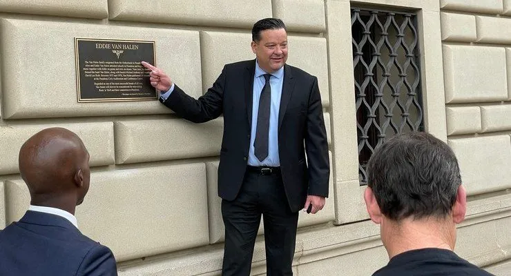 Van Halen: il sindaco di Pasadena svela la placca commemorativa per Eddie