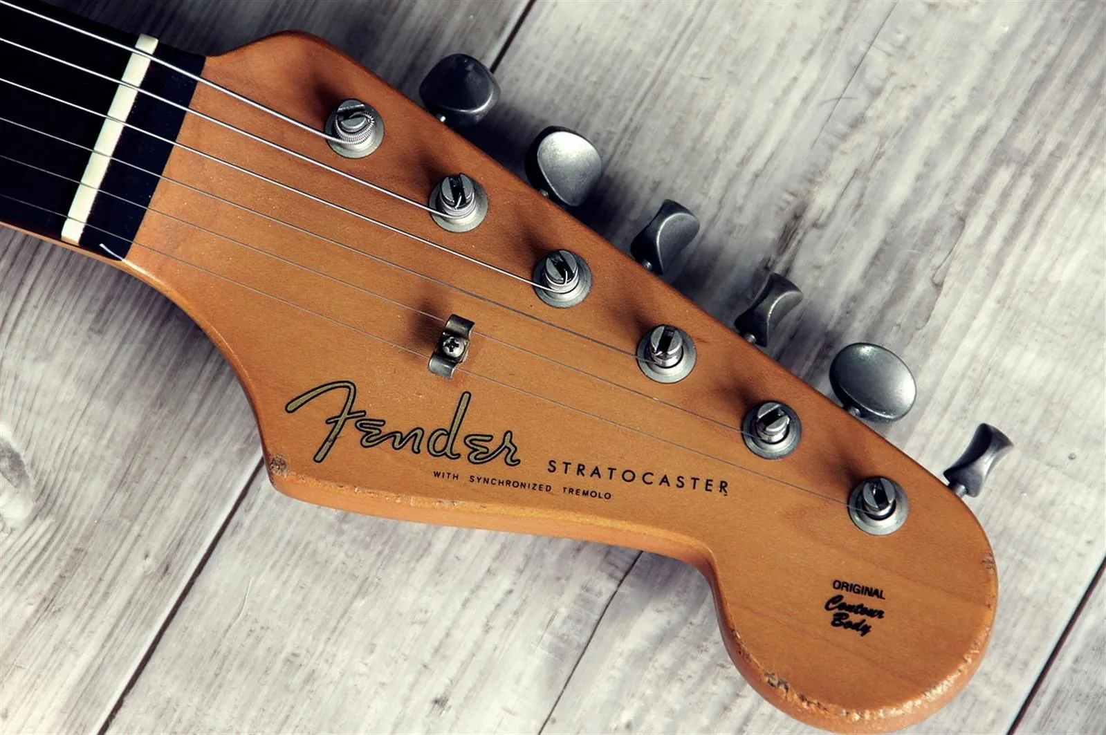 Fender Guitars: un video didattico sul pick tapping