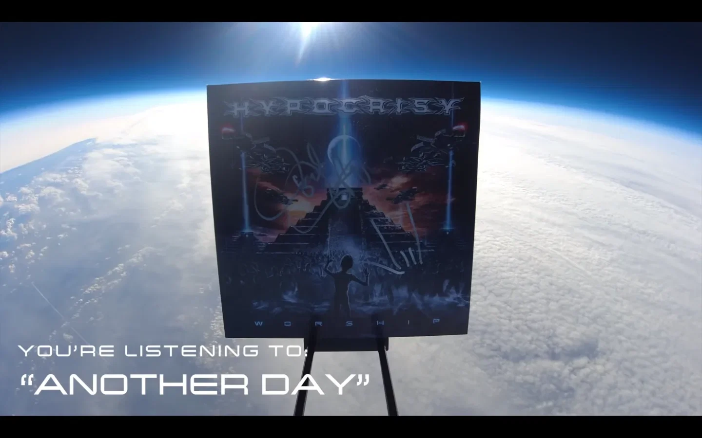 Hypocrisy: lanciano nello spazio una copia del nuovo album