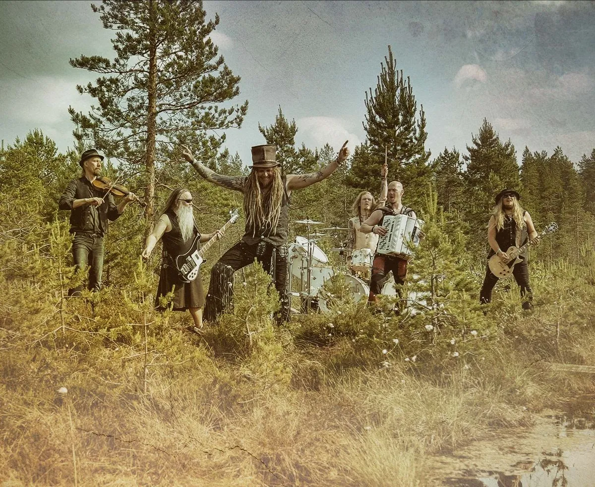 Korpiklaani: il playthrough di batteria ufficiale di 'Mylly'