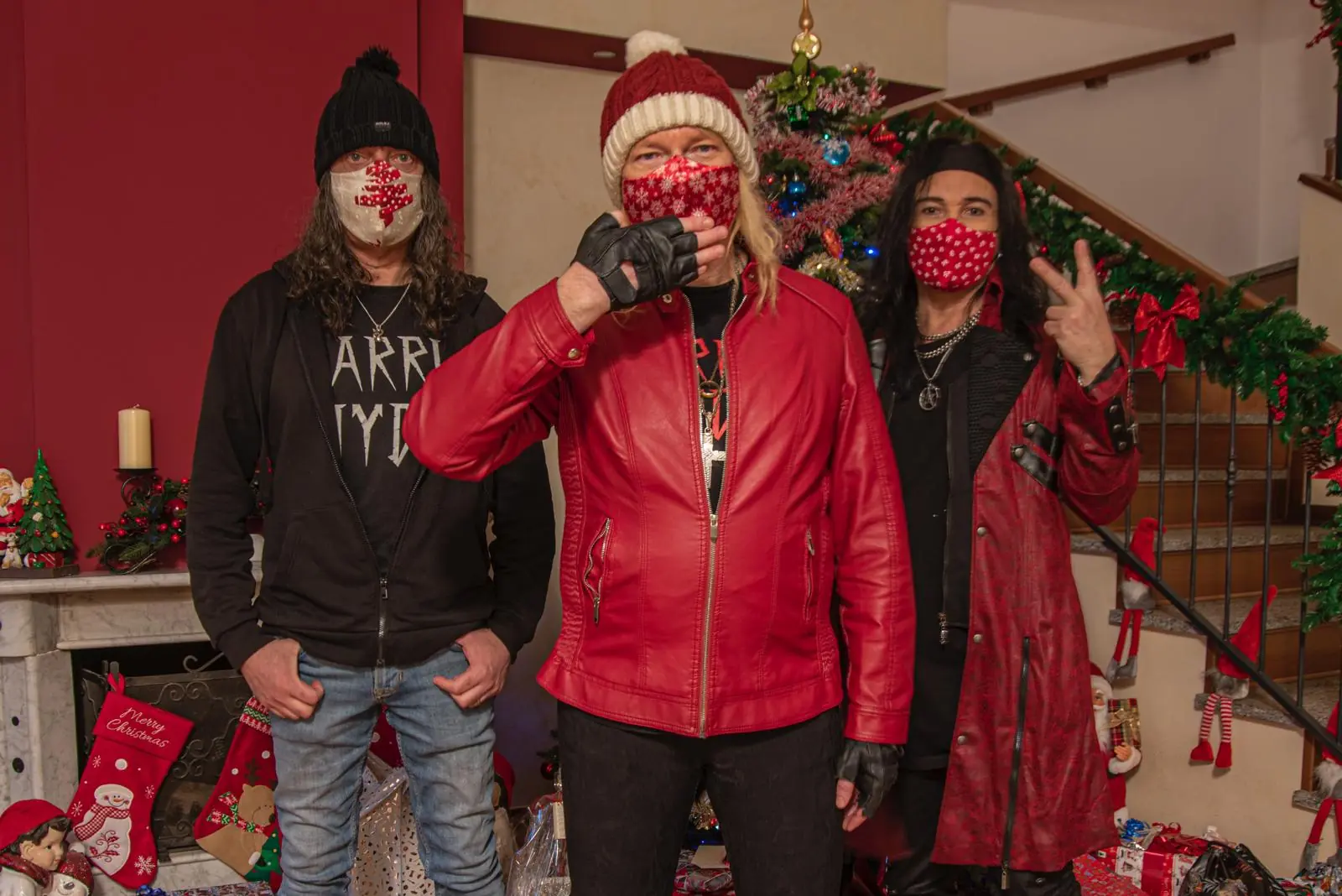 Parris Hyde: guarda la doppia versione del nuovo singolo 'Santa Wears No Mask'