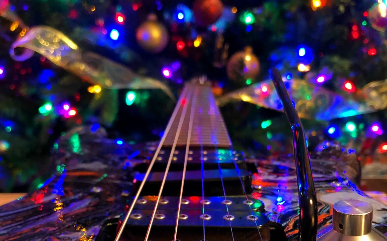 Ibanez Guitars: la versione acustica di 'Jingle Bells', per la serie di video Ibanez Tablab
