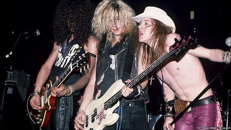 Guns N' Roses: Slash, "La prima volta che ho suonato con Axl, ho realizzato l'intima connessione tra musica e voce"